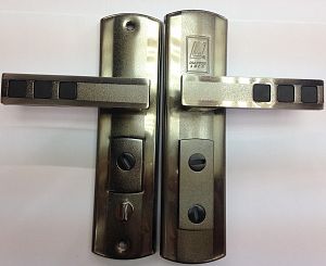 Дверная ручка на планке Master Lock Кватро (автомат) ML-300 правая; ?>